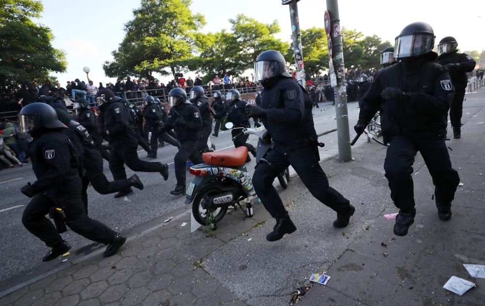 Grupos de manifestantes violentos han protagonizado graves incidentes en Hamburgo con motivo de la cumbre del G-20.