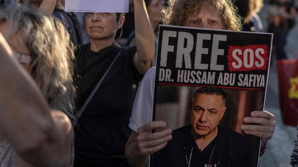 Concentració de suport al doctor Abu Safiya celebrada a Tel-Aviv el 6 de juliol. | ILIA YEFIMOVICH / AFP