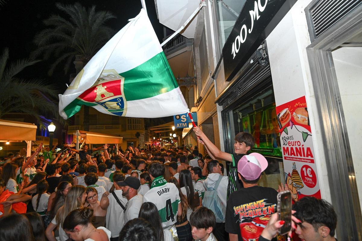 Aficionados del Elche celebran la permanencia en la Glorieta.