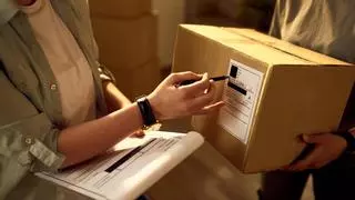 Adiós a las estafas en los envíos por correo: los datos que debes tachar cuando te llegue un paquete