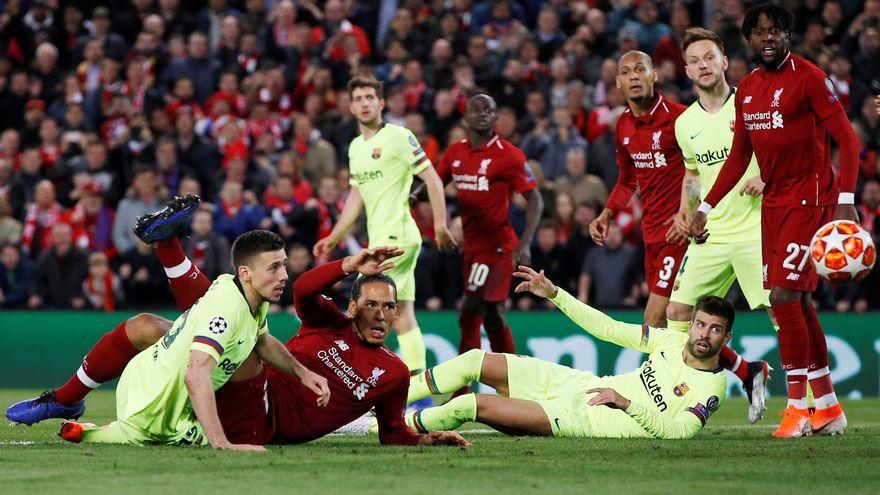 Van Dijk, entre Lenglet y Piqué, en la semifinal entre el Liverpool y el Barça en Anfield.