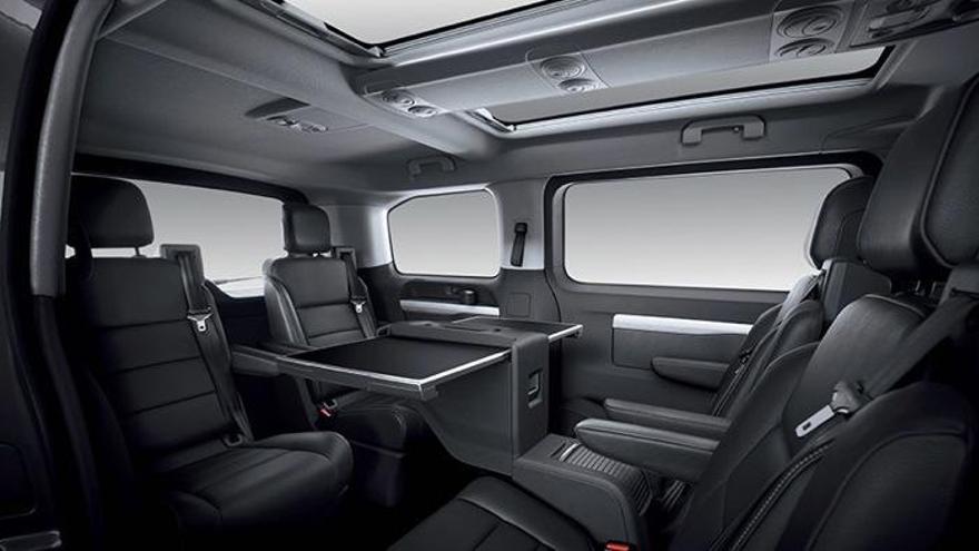 Una imagen del espacioso interior del Peugeot Traveller.