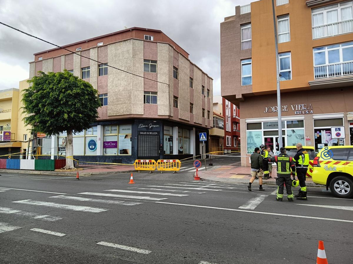 Desalojan un edificio de cuatro plantas en Vecindario por riesgo de colapso inminente