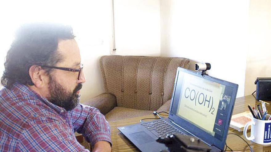 Juan Sanmartín, profesor en O Carballiño, en una videoconferencia. // FdV