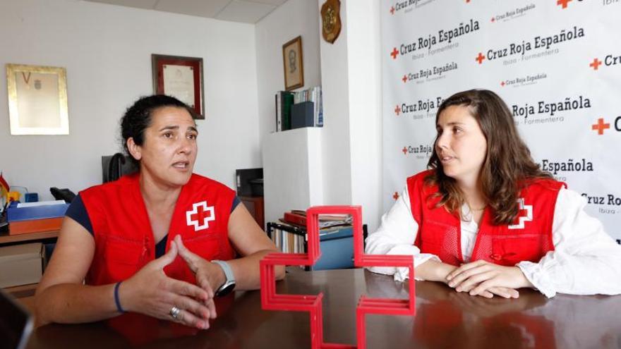 Mary Castaño y Marta Tur, de Cruz Roja, en un momento de la entrevista.