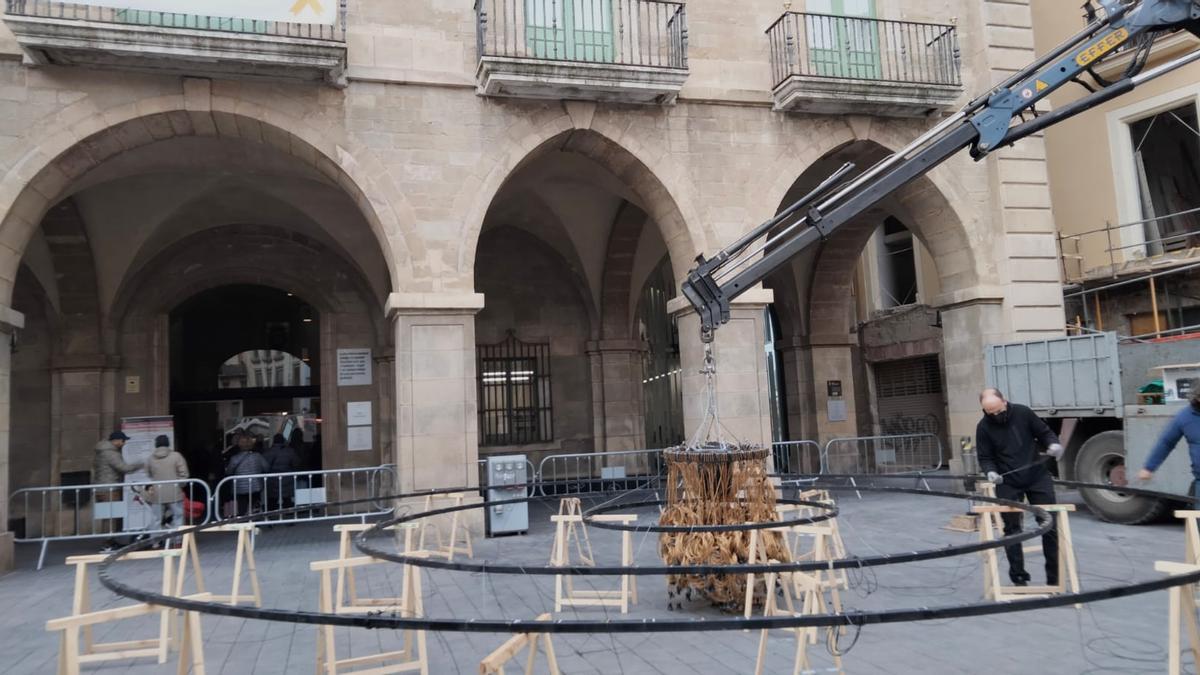 Instal·lació d&#039;una de les obres  de Jardins de Llum 2022 a la plaça de l&#039;Ajuntament de Manresa