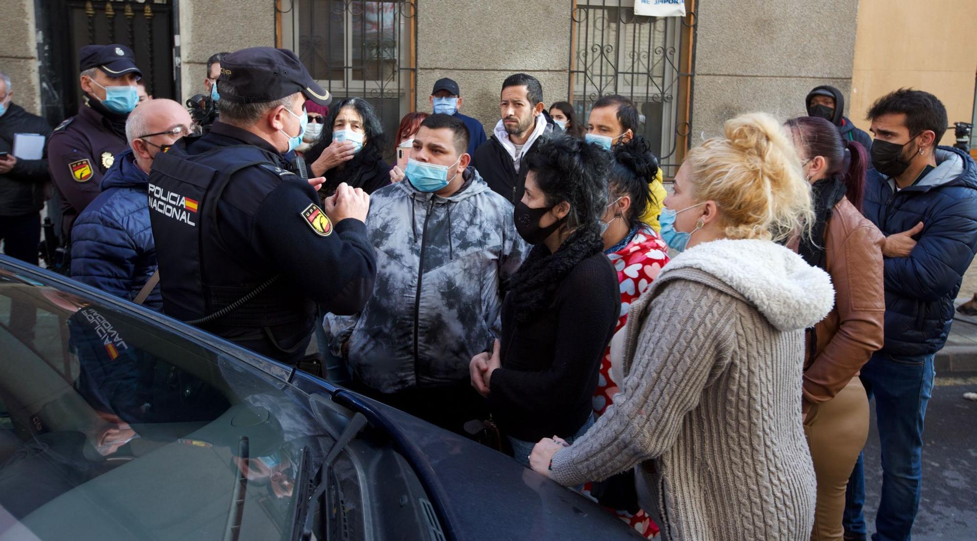 Frenan el desahucio de una familia con dos menores en Alicante