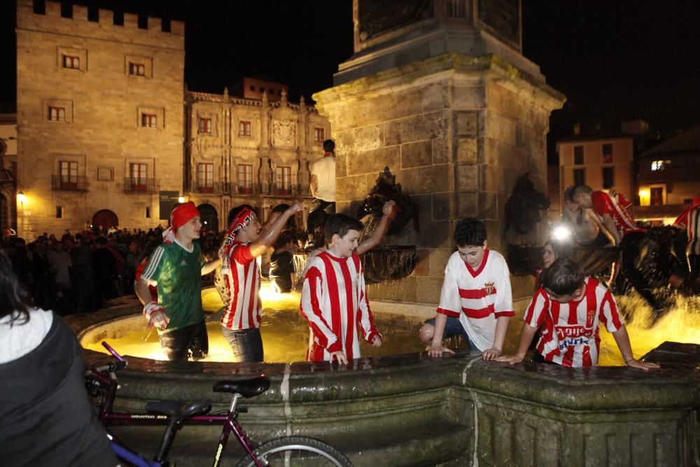 Celebración rojiblanca en la plaza del Marqués