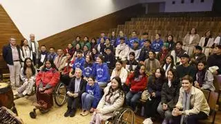 El jesuita Kike Figaredo comparte sus raíces en el Colegio de la Inmaculada con jóvenes camboyanos antes del comienzo de su gira de baile en Gijón: “Se me juntan mundos”