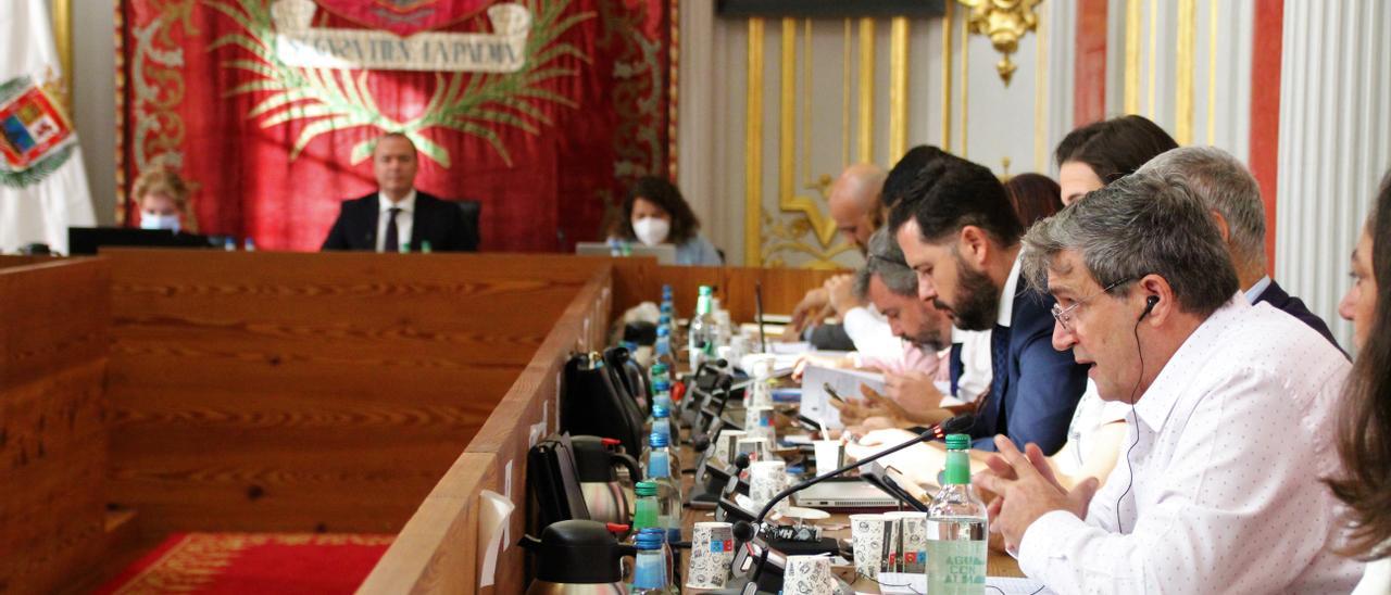 El concejal de Urbanismo, Javier Doreste, durante su intervención en el pleno.