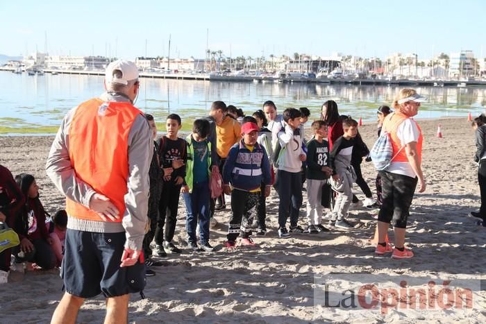 Un 'SOS' gigante para el Mar Menor formado por escolares en Villananitos