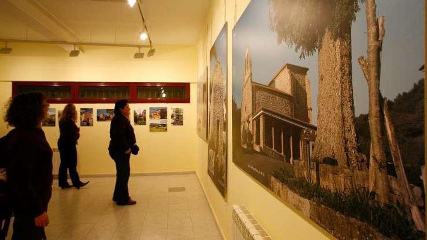 Una exposición en el centro social de Trasona.