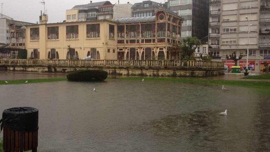 Inundación en el entorno de La Terraza, en el paseo marítimo de Sada.