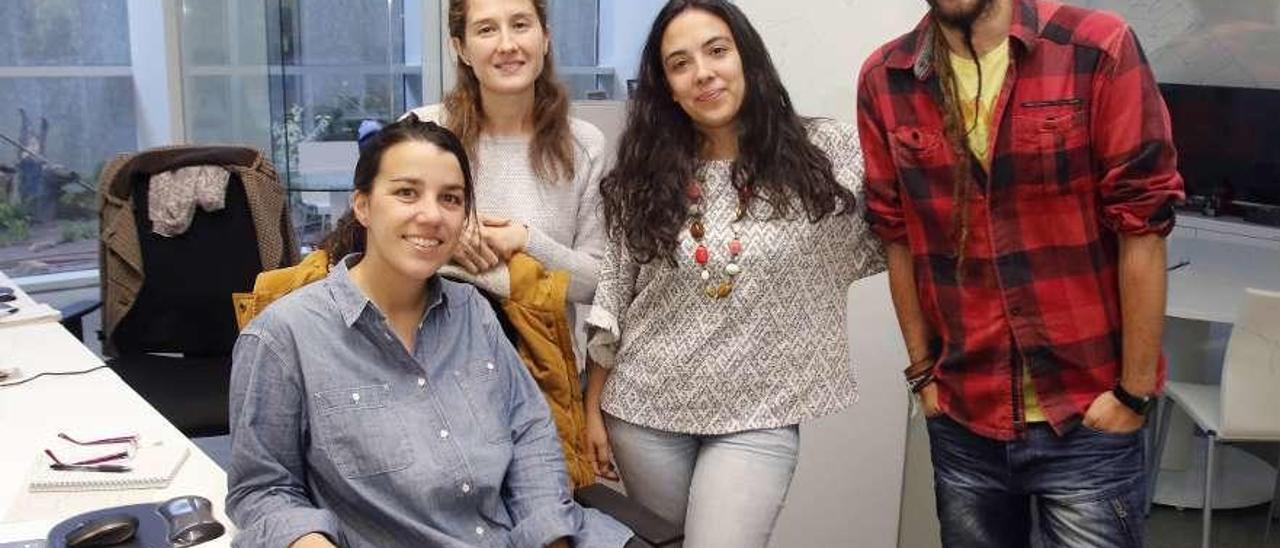 Elena Ojea, sentada, con varios miembros de su grupo: Julia Ameneiro, Eelan Fontán y Diego Salgueiro. // Alba Villar