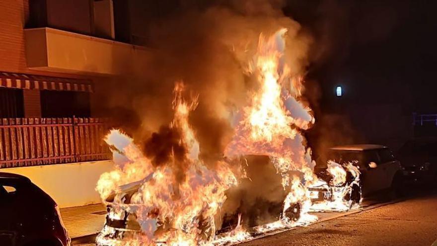 Incendio de varios vehículos en el Port de Sagunt