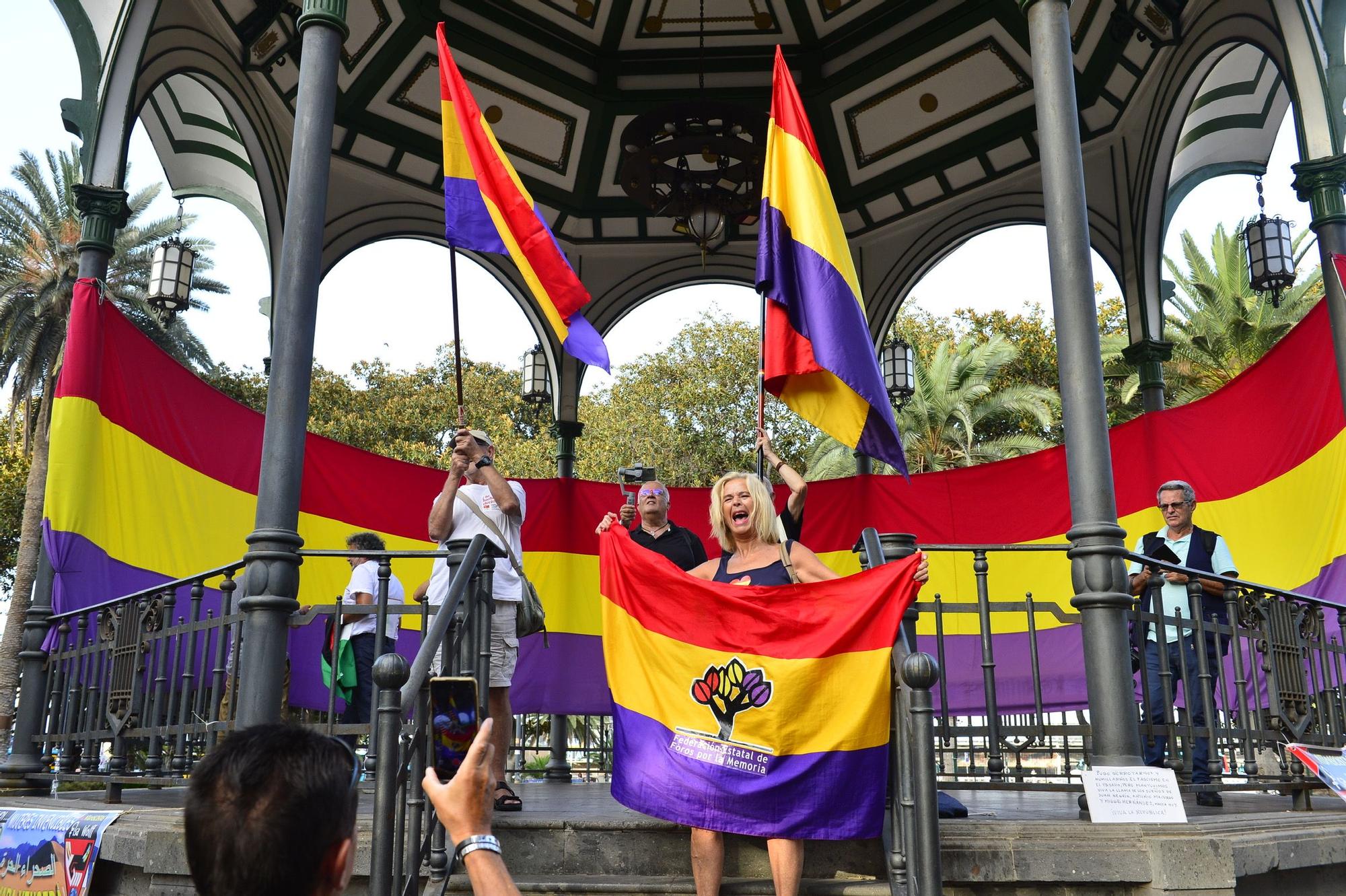 Bandera republicana contra la ultraderecha, desplegada ante el Gobierno militar en Las Palmas de Gran Canaria