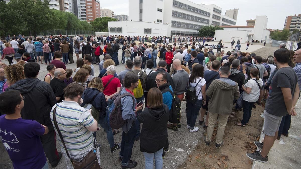 zentauroepp40366193 tarragona  tarragones   1 10 2017  referendum 1 o  colas en 171001100605