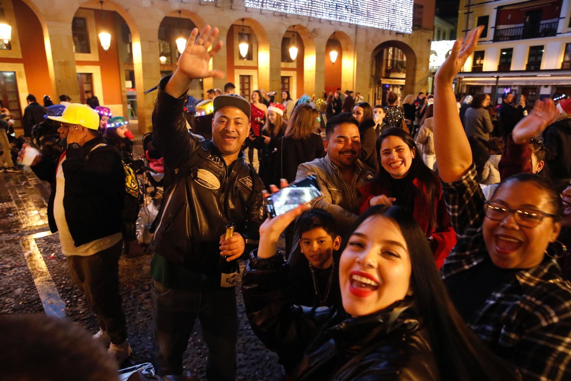 En imágenes: Gijón recibe el 2023 en la plaza Mayor, pero sin campanadas