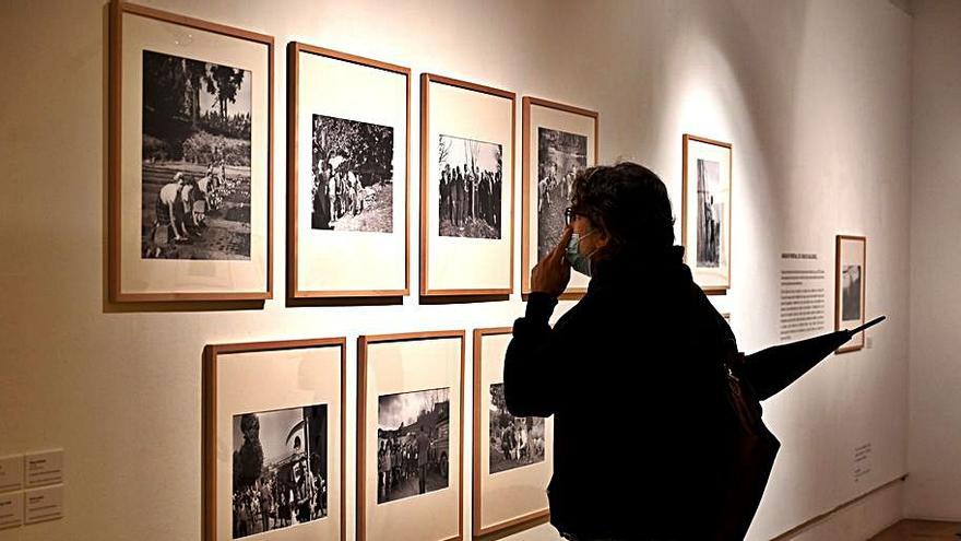 Un espectador contempla imágenes de “A vida lenta”.   | // RAFA VÁZQUEZ