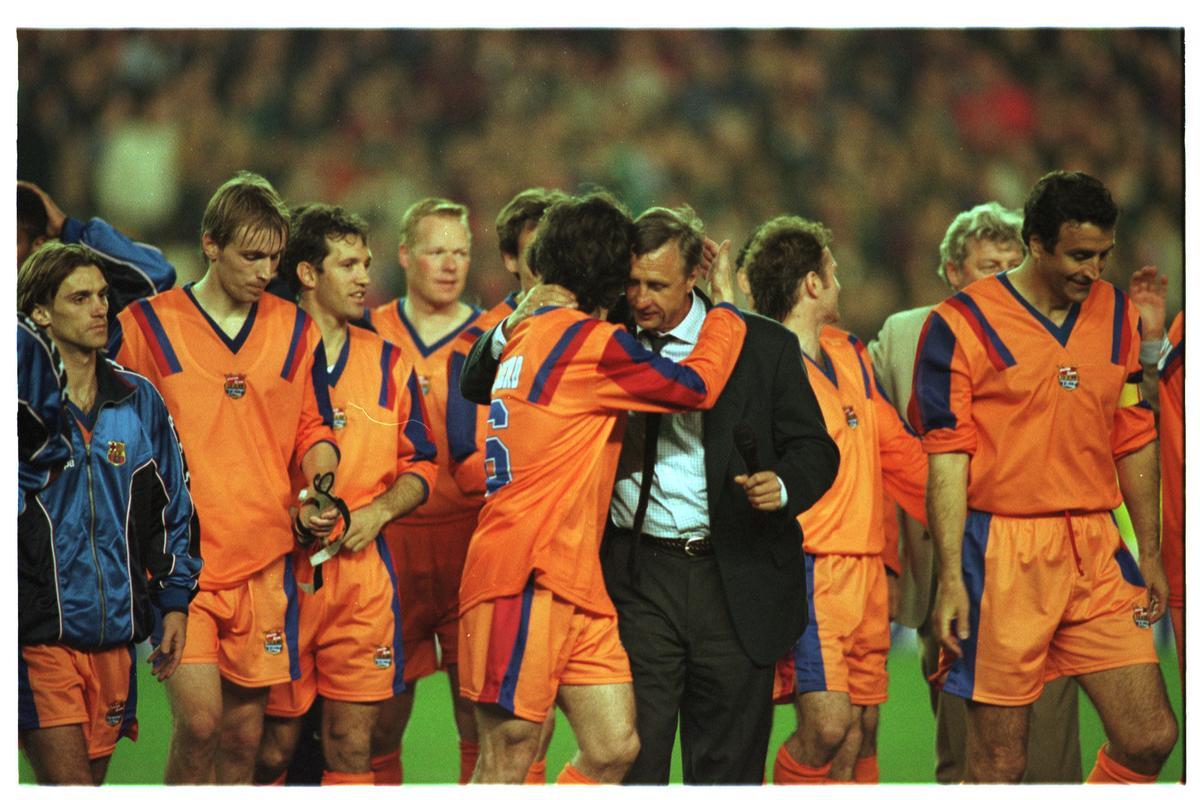 Bakero se abraza a Cruyff en el homenaje al Dream Team que se tributó en el Camp Nu en marzo de 1999.