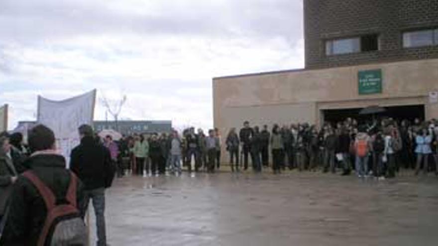 Concentración por las goteras del instituto de Villanueva de la Vera