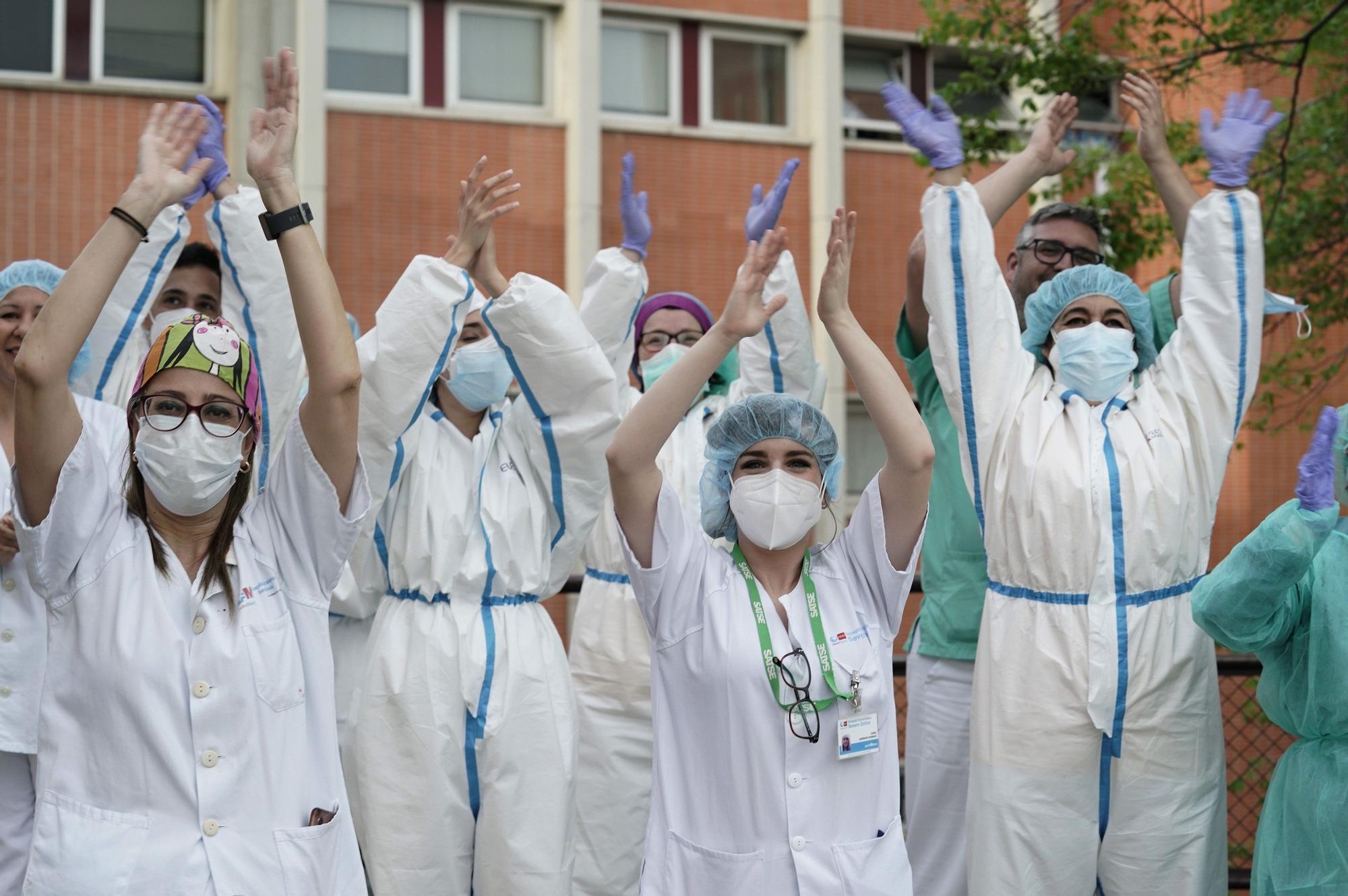Agradecimiento de los sanitarios en Leganés por el apoyo popular en la primera ola de pandemia de coronavirus