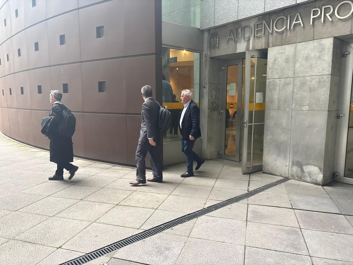 El condenado, primero por la derecha, a la salida de los juzgados el martes.