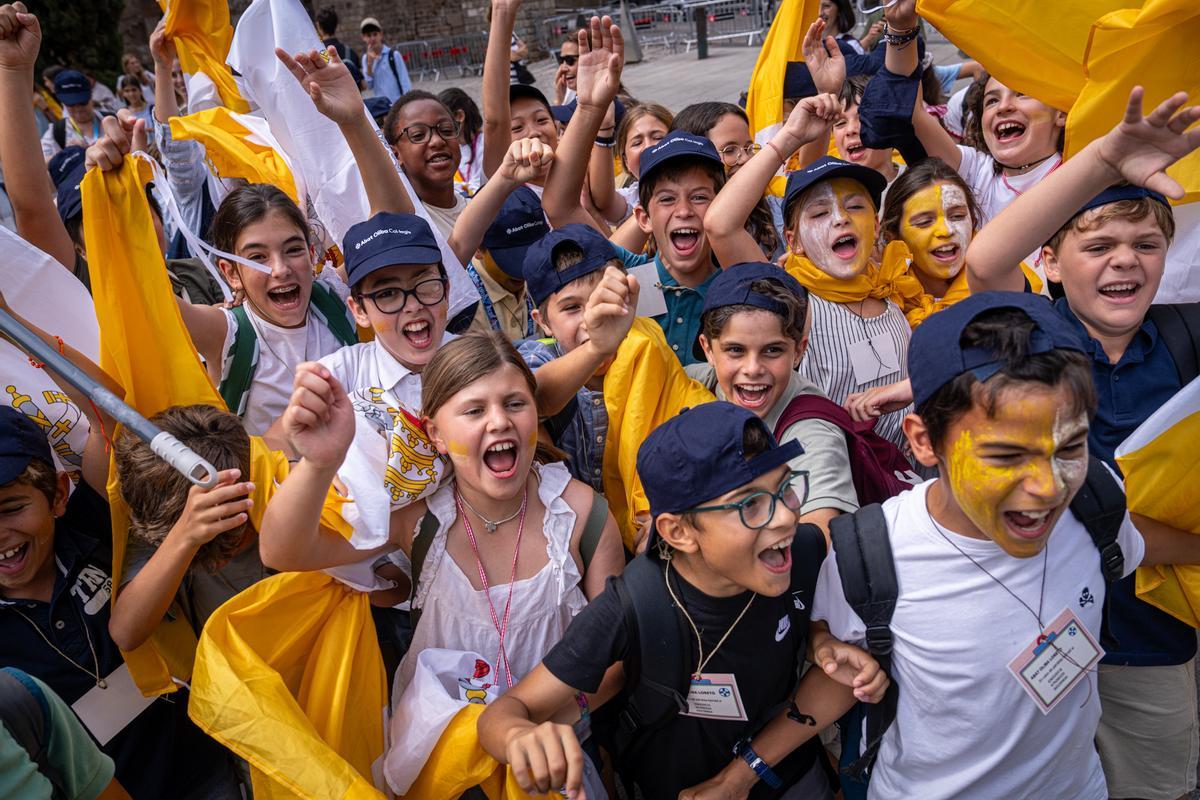 Fieles esperan en la catedral de Barcelona la llegada del papa León XIV