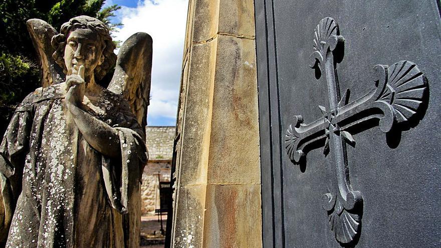 Esculturas en el cementerio municipal de Alcoy. | JUANI RUZ