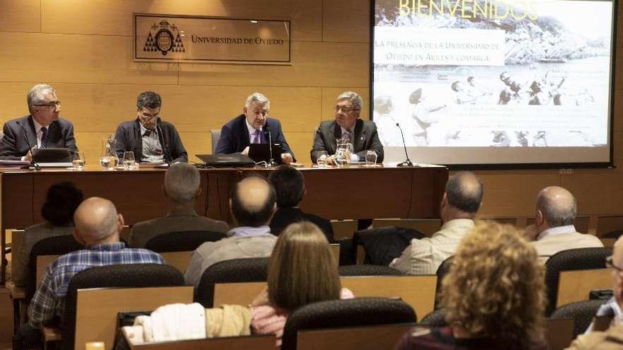 Por la izquierda, Fermín Rodríguez, Pablo Fernández Miranda, Santiago García Granda y Román Antonio Álvarez, durante el acto de ayer.