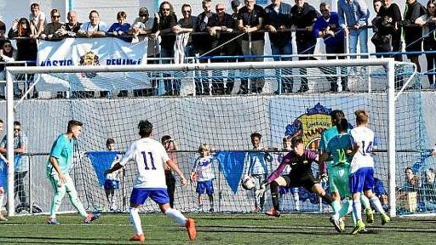 Èric Márquez (14) en el moment d&#039;aconseguir el gol de l&#039;empat