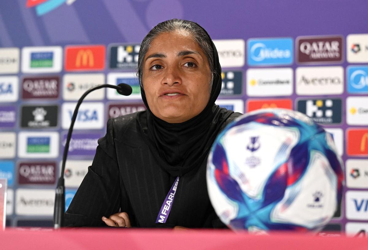 La seleccionadora iraní, Marziyeh Jafari, en la rueda de prensa tras el partido de Irán-Corea del Sur, correspondiente a la Copa de Asia femenina, este lunes, en Gold Coast, Australia. EFE/EPA/DAVE HUNT USO EDITORIAL. AUSTRALIA Y NUEVA ZELANDA SÓLO PARA USO EDITORIAL
