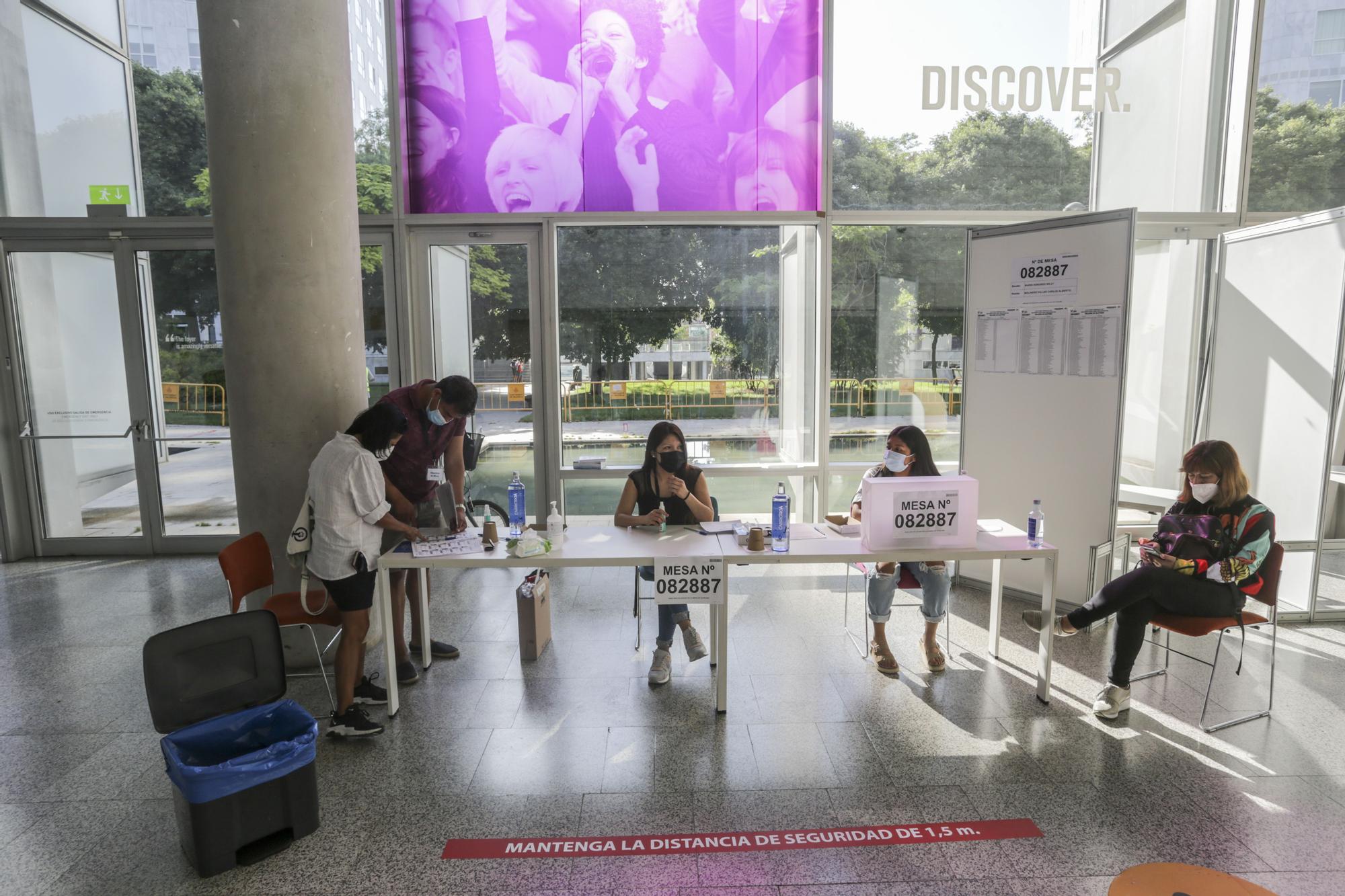 Los ciudadanos peruanos residentes en la Comunitat votan en la segunda vuelta de las Elecciones Generales 2021