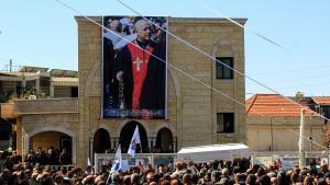 Fieles cristianos del pueblo del Qlayaa, en el sur del Líbano, rodean el ataúd del sacerdote maronita Pierre al-Rahi, muerto en un ataque israelí el pasado 9 de marzo.