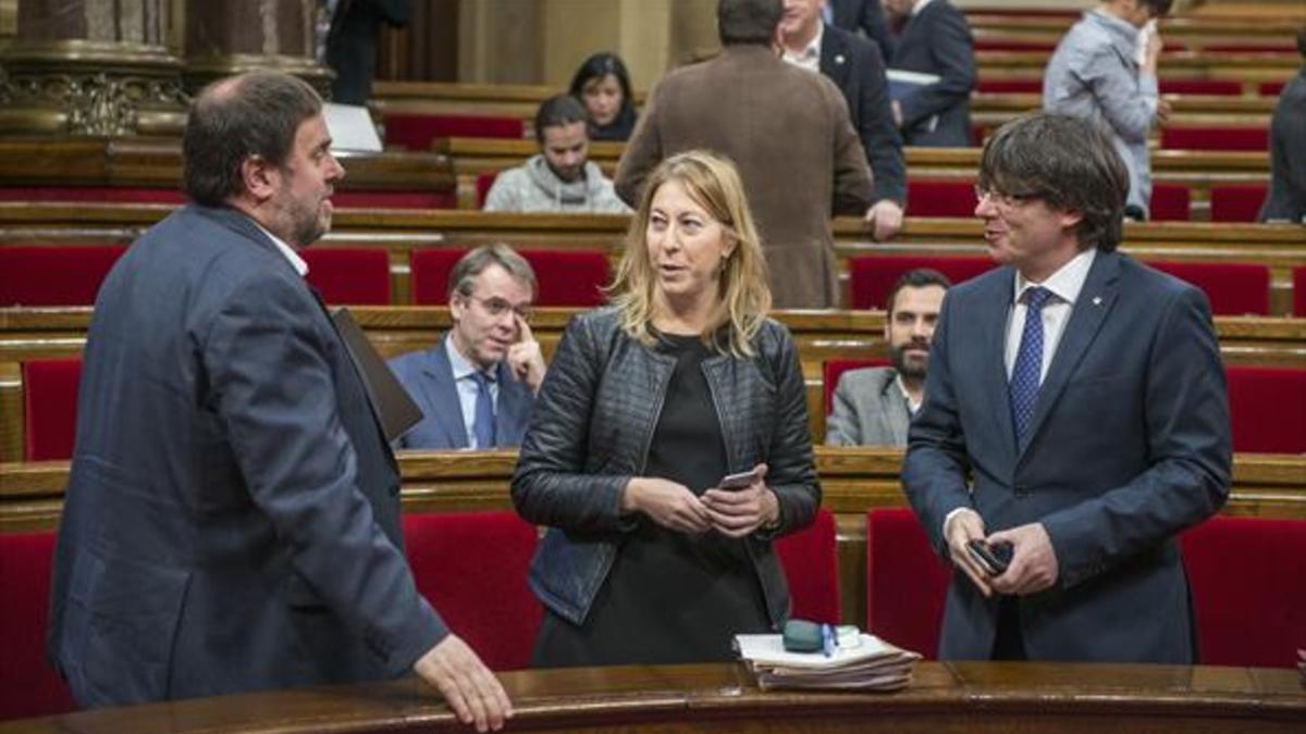 Oriol Junqueras, Neus Munté y Carles Puigdemont, ayer en el Parlament.
