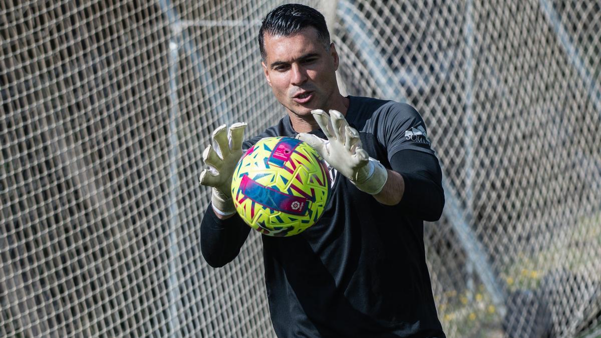 Andrés Fernández, portero del Huesca, en un entrenamiento.