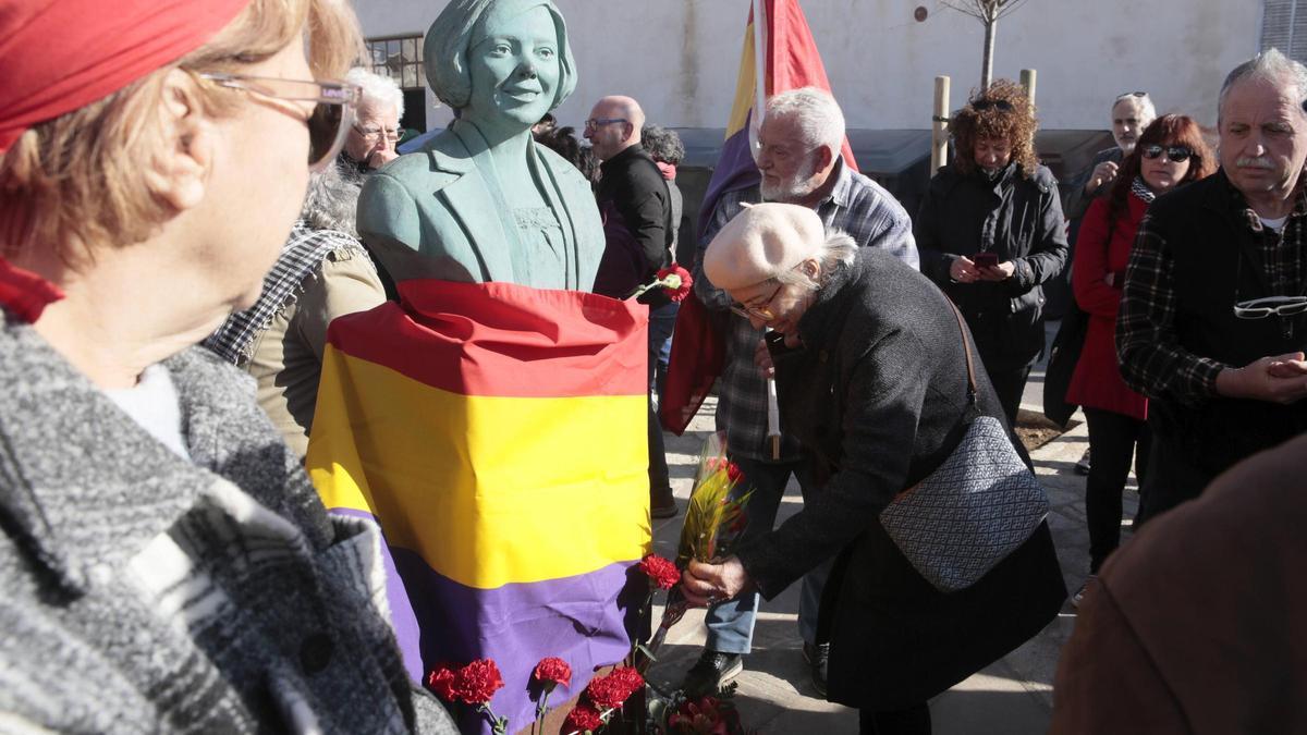 Al finalizar el acto se llevó a cabo una ofrenda floral al busto de Aurora Picornell en el Molinar.