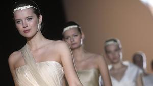 Unas modelos lucen los vestidos del diseñador madrileño Jesús del Pozo, en la edición del 2010 en la Bridal Week de Barcelona.