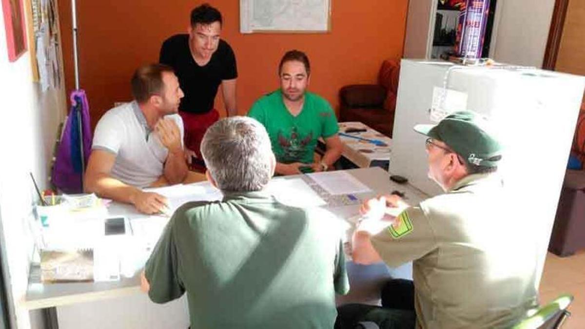 Bomberos voluntarios y agentes medioambientales en San Vitero en 2016.