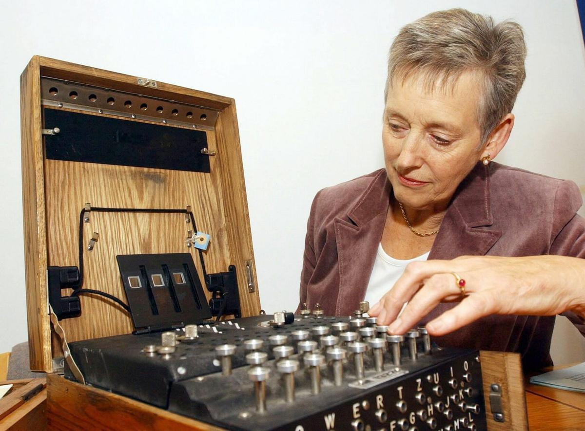 Muere Stella Rimington, la primera directora del MI5 e inspiración de 'M' en la saga Bond