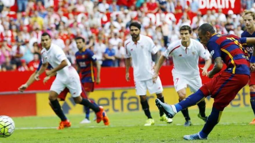 Neymar marca de penalti el único gol del Barcelona en el Sánchez Pizjuán.