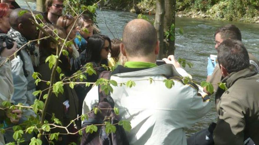 Los estudiantes reciben explicaciones sobre la calidad del Narcea a la orilla del río.