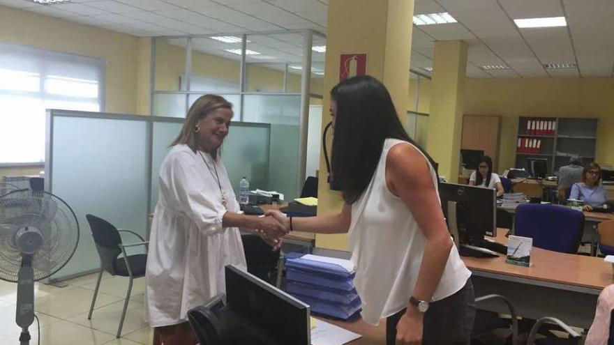 Carmela Silva saluda a una trabajadora del ORAL en Pontevedra. // FdV