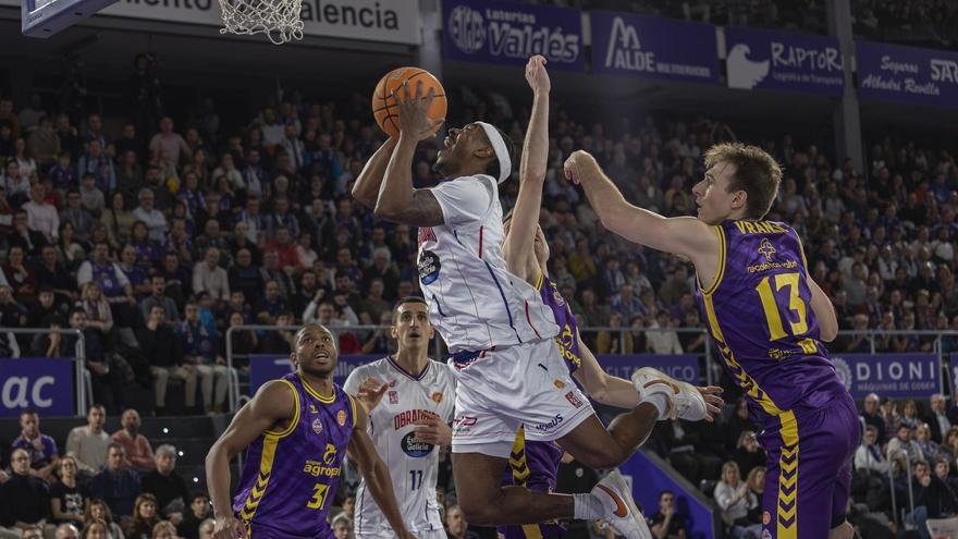 Micah Speight penetra a canasta ante la dura defensa del Súper Agropal Palencia.
