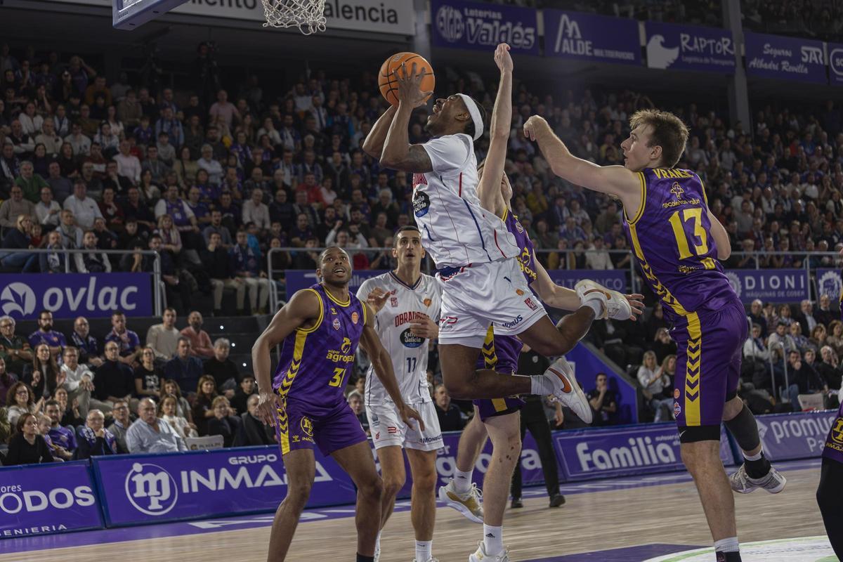 Micah Speight penetra a canasta ante la dura defensa del Súper Agropal Palencia.