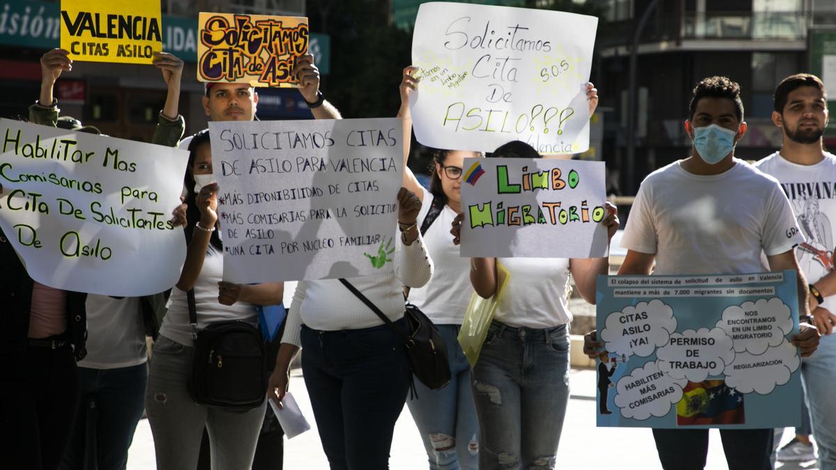 Concentración de solicitantes de asilo frente a Delegación de Gobierno