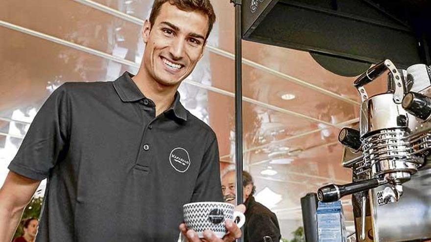 Mario Mola toma un café Marabans para coger fuerzas.