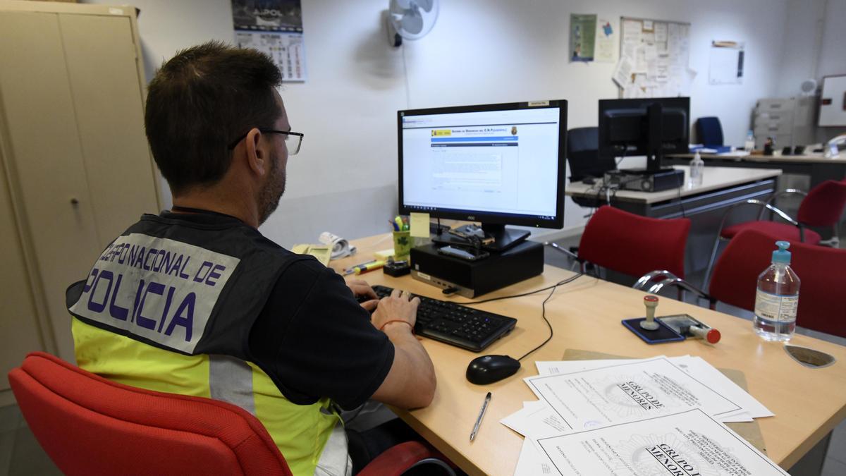 Agentes trabajan en las dependencias del Grupo de Menores, en la Comisaría del Carmen de Murcia.