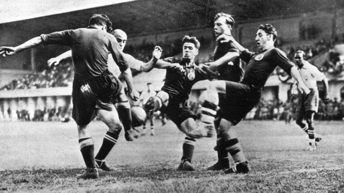 Cuatro defensores españoles frenan un remate de un delantero brasileño en el España-Brasil (3-1) de octavos de final del Mundial 1934