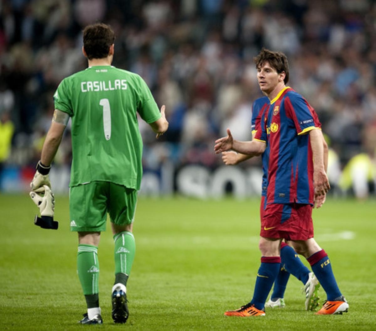 Iker Casillas y Leo Messi se saludan en el Bernabéu al término del partido de ida de semifinales de Champions League (2011)